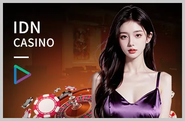 Bàn chơi Poker với chip và bài